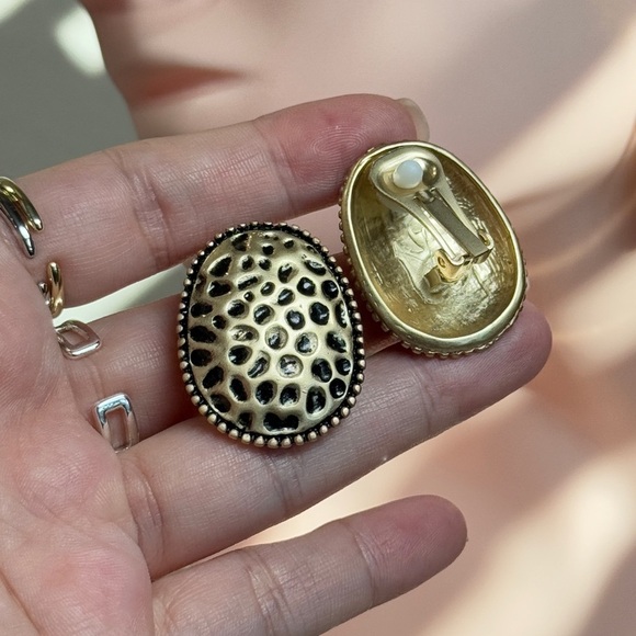 🔥 NEW | Leopard Pattern Gold Textured Earrings 🐆 - Picture 5 of 5